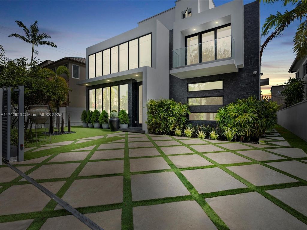 Photo of 1408 SE 2nd Ct, Fort Lauderdale, FL 33301 (MLS # A11742926)