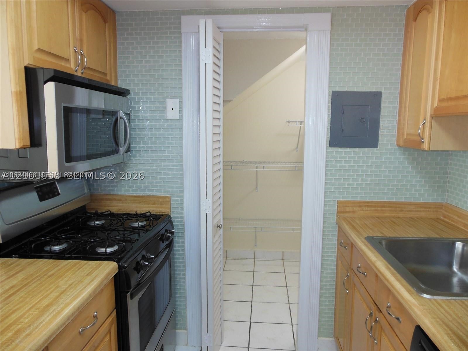 1350 W 53rd St 8