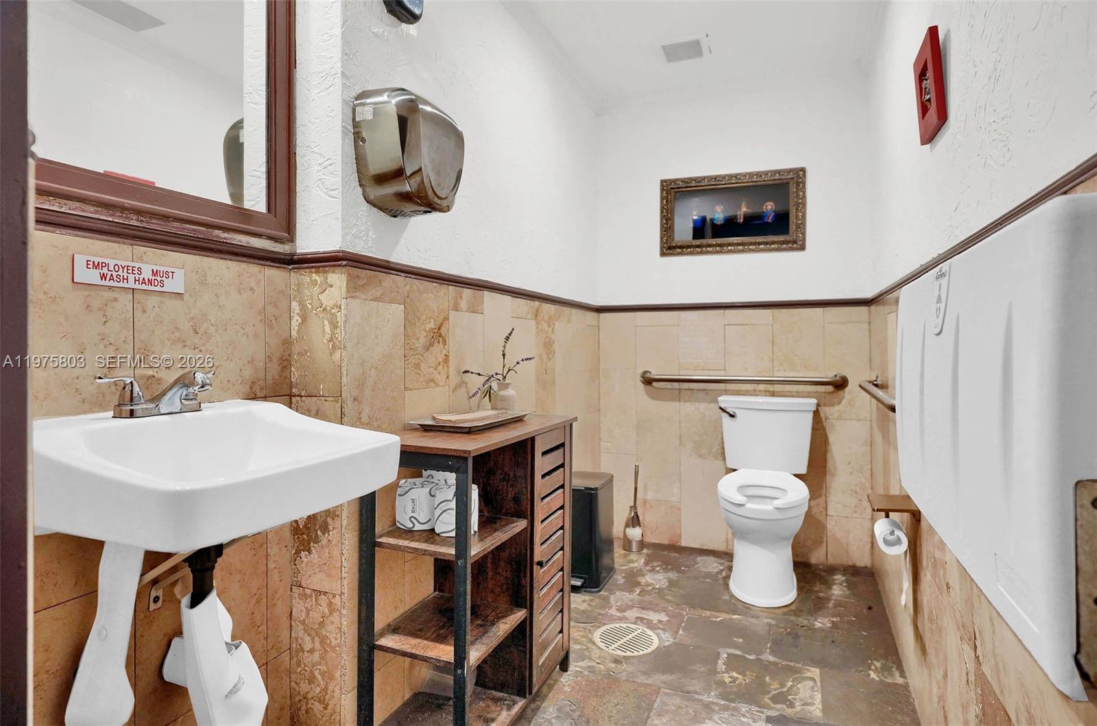 Main image without alt text