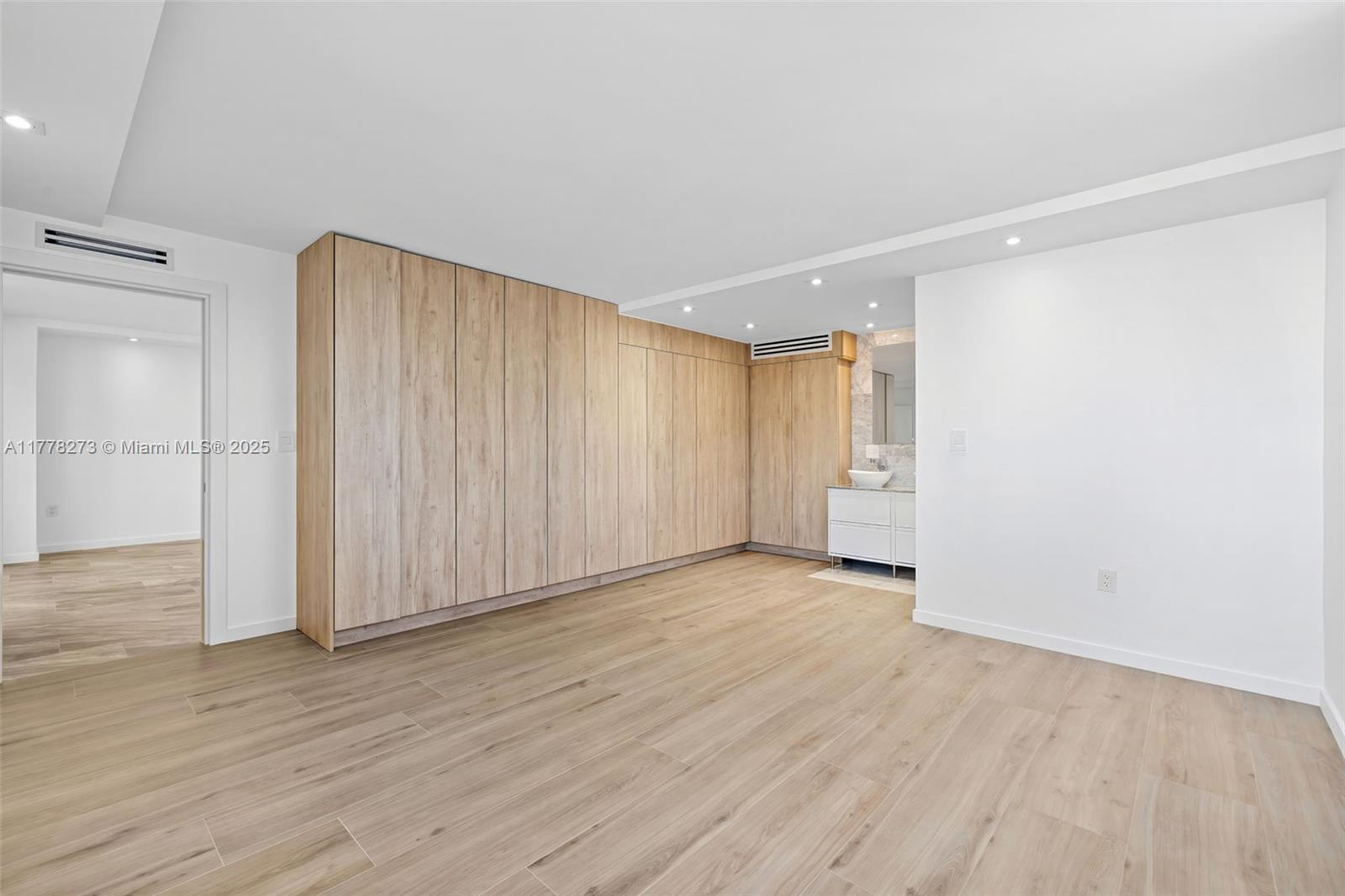 LINCOLN PALACE CONDO - Residential