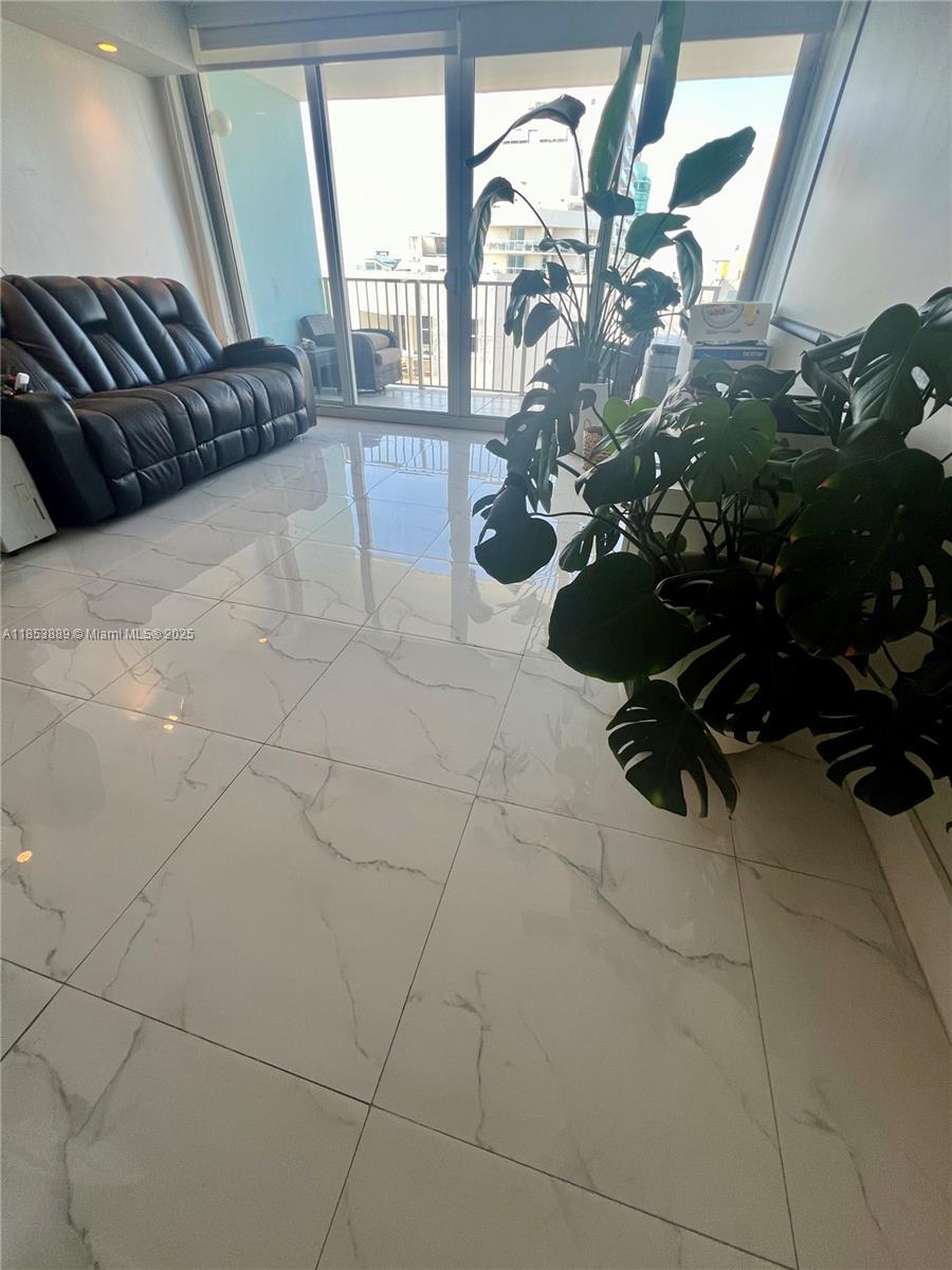 5838 CONDOMINIUM - Residential