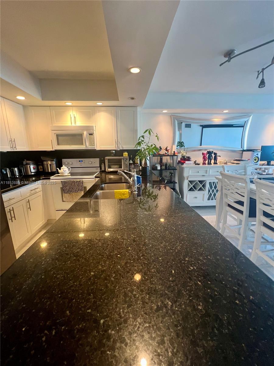 5838 Collins Ave 14D