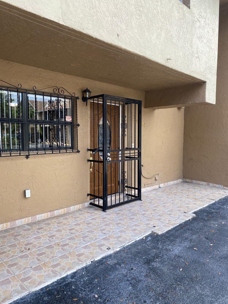 Beautiful just renovated townhome in the heart of Hialeah, 2 story, 3 bedroom and 2,5 bathroom, beautiful patio , 2 parking spaces assigned, New Bathrooms, New fan, New lights. Ready to Move
See brokers remarks