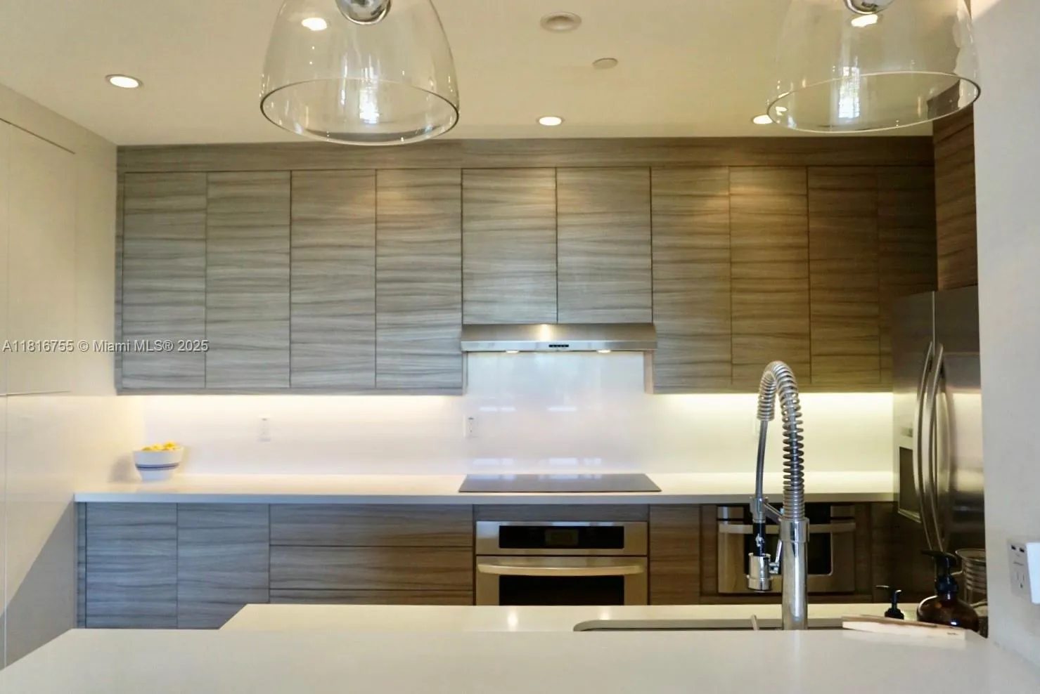 Key Biscayne, Florida 33149, United States, 2 Bedrooms Bedrooms, ,2 BathroomsBathrooms,Residential,Active,145212