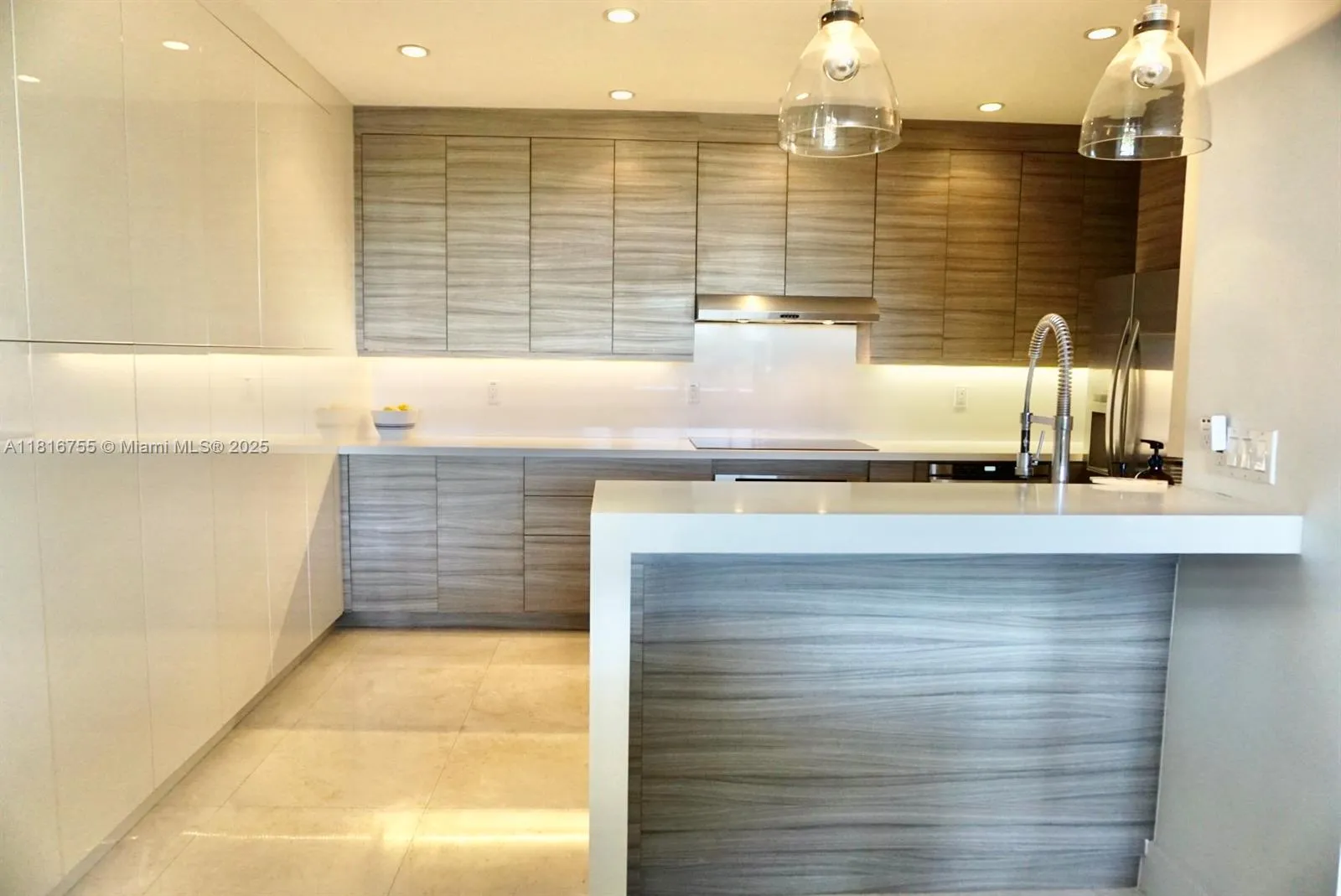 Key Biscayne, Florida 33149, United States, 2 Bedrooms Bedrooms, ,2 BathroomsBathrooms,Residential,Active,145212