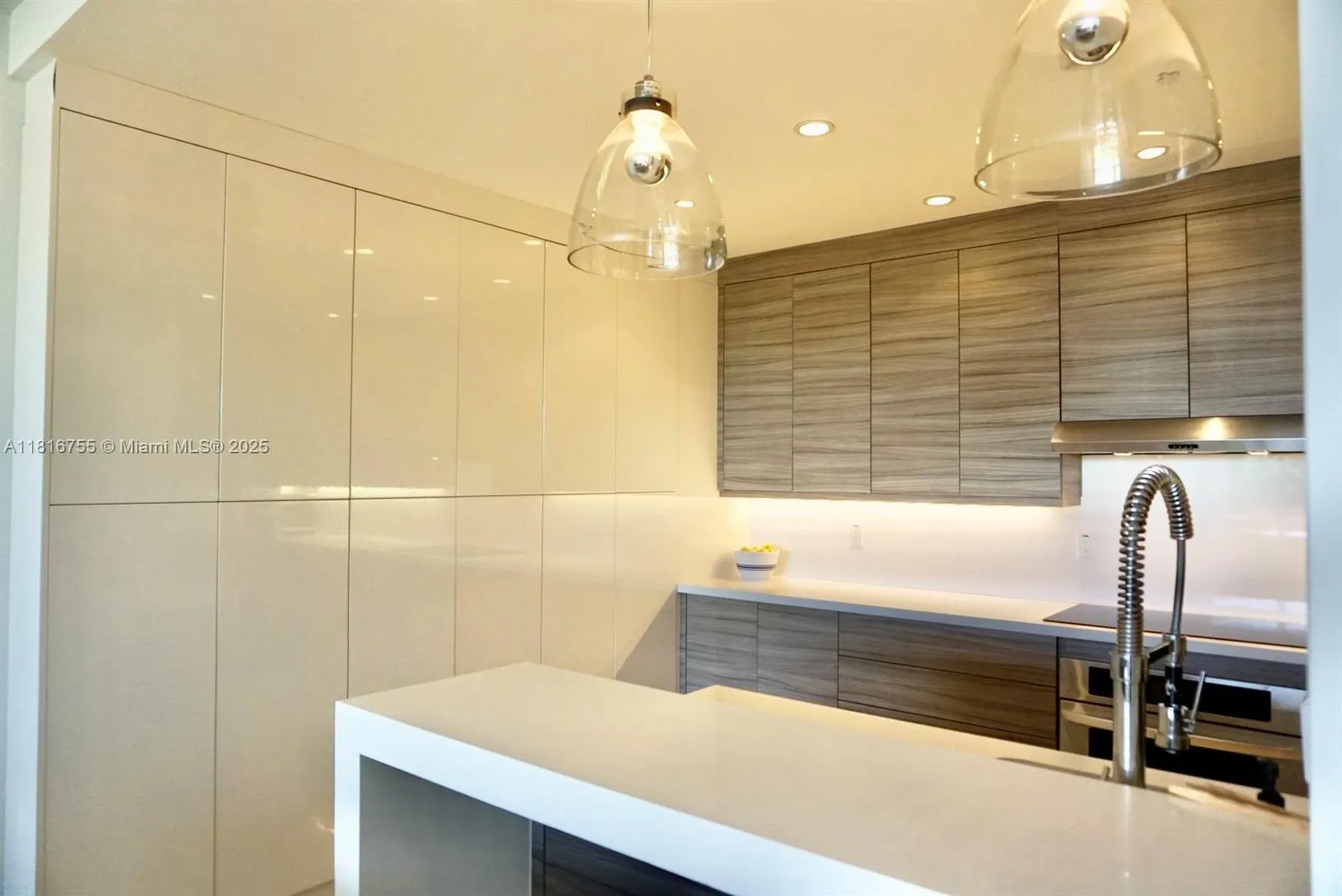 Key Biscayne, Florida 33149, United States, 2 Bedrooms Bedrooms, ,2 BathroomsBathrooms,Residential,Active,145212