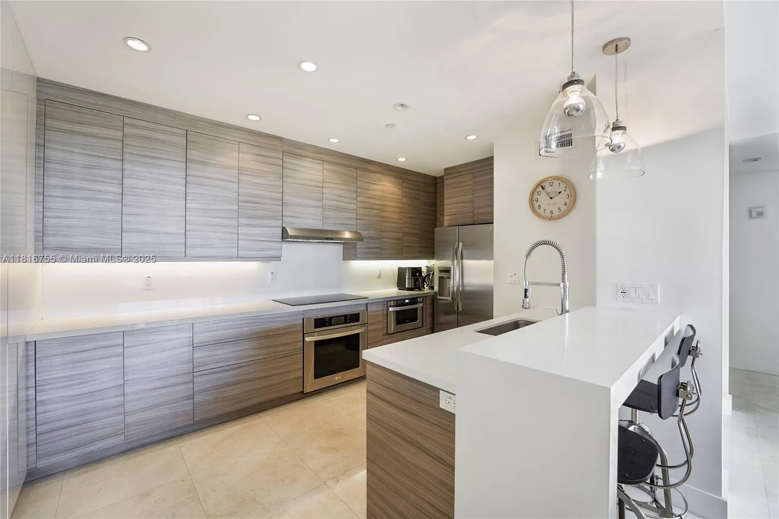 Key Biscayne, Florida 33149, United States, 2 Bedrooms Bedrooms, ,2 BathroomsBathrooms,Residential,Active,145212