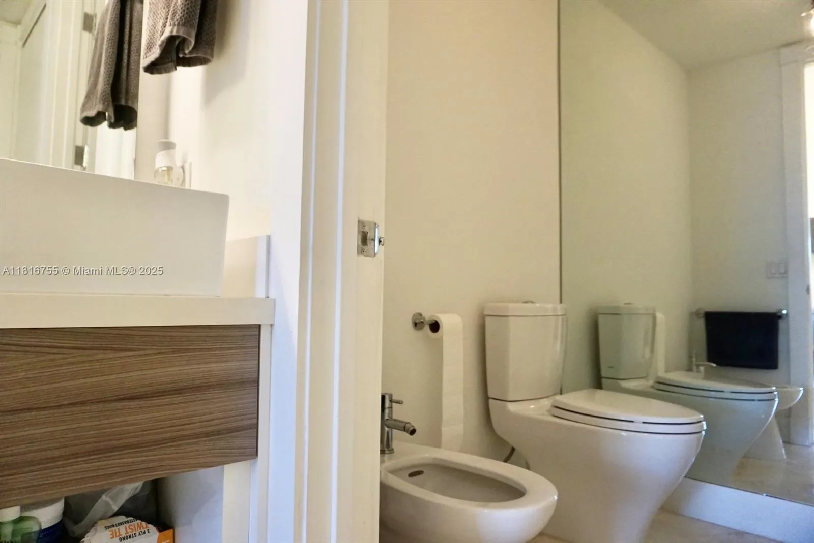 Key Biscayne, Florida 33149, United States, 2 Bedrooms Bedrooms, ,2 BathroomsBathrooms,Residential,Active,145212