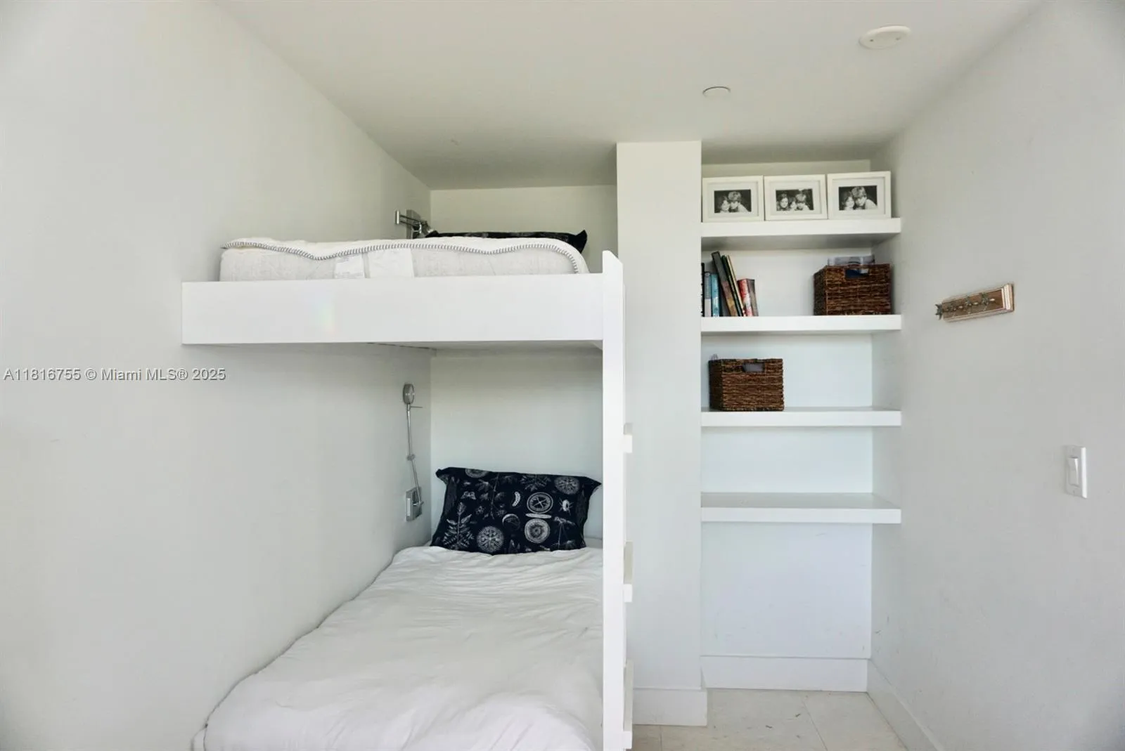 Key Biscayne, Florida 33149, United States, 2 Bedrooms Bedrooms, ,2 BathroomsBathrooms,Residential,Active,145212