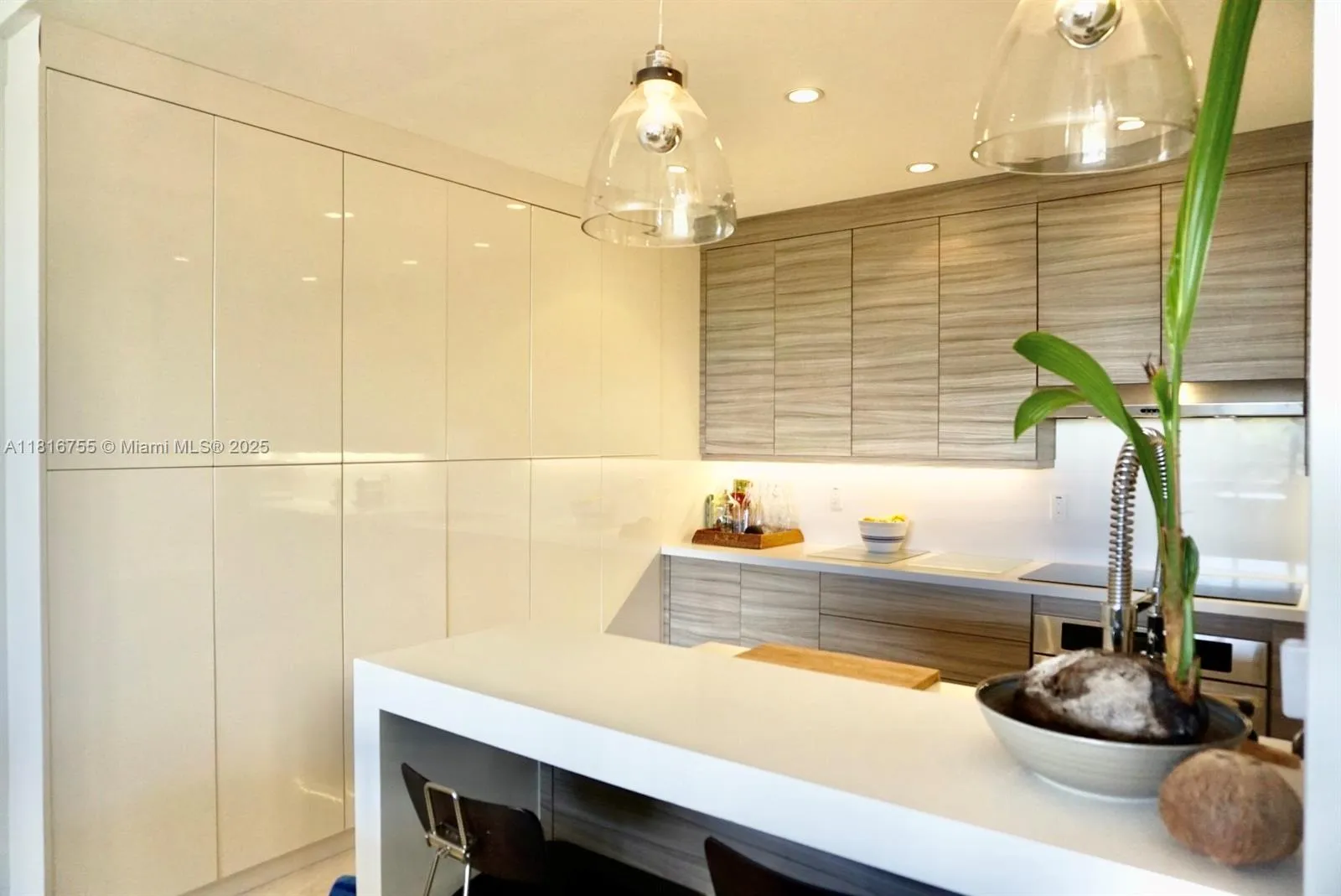 Key Biscayne, Florida 33149, United States, 2 Bedrooms Bedrooms, ,2 BathroomsBathrooms,Residential,Active,145212