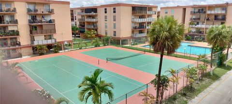 Condominium in Hialeah FL 1990 56th St St 40.jpg