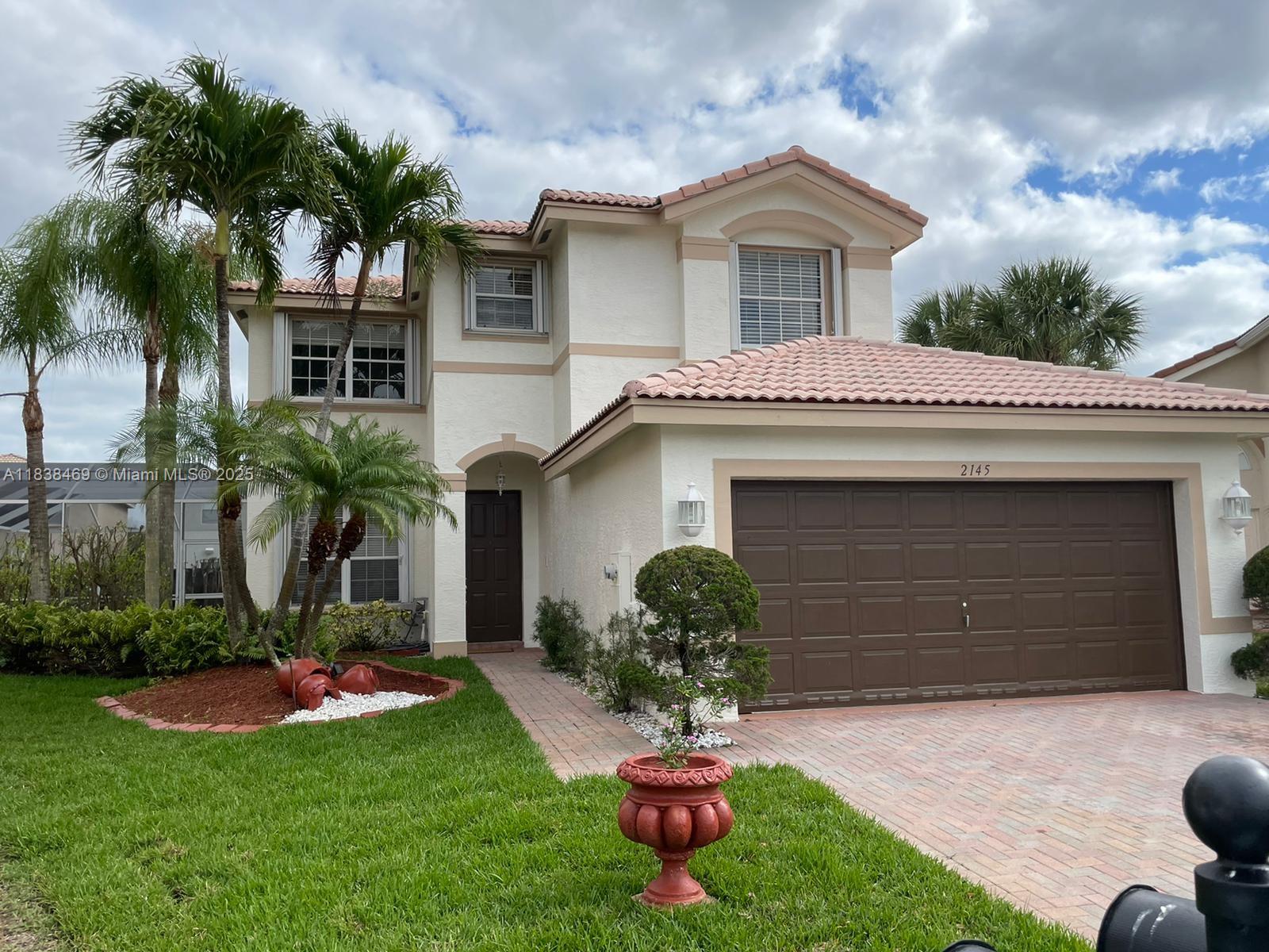 Your new home awaits in Miramar! This stunning 4-bedroom, 3-bath home has everything you need to live in comfort and style. Refreshing private pool, a modern open-concept kitchen with great natural lighting, a laundry room with washer and dryer conveniently located on the second floor, and a spacious two-car garage — plus room for two additional vehicles in the driveway!
Located in a prime area with quick access to everything you need: shops, restaurants, malls, and major highways. Top-rated “A” schools are just around the corner, ensuring a high-quality living environment. The community features amazing amenities like a fully equipped gym, tennis court, and basketball court — all designed for you to enjoy an active and vibrant lifestyle.