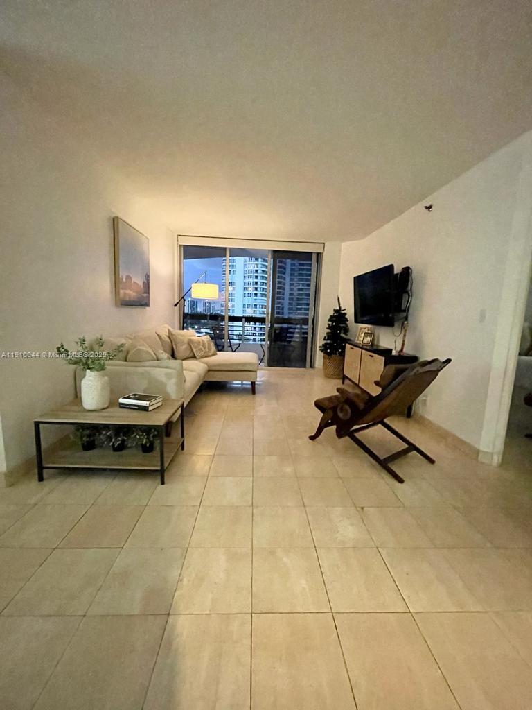 3600 Mystic Pointe Dr 1010