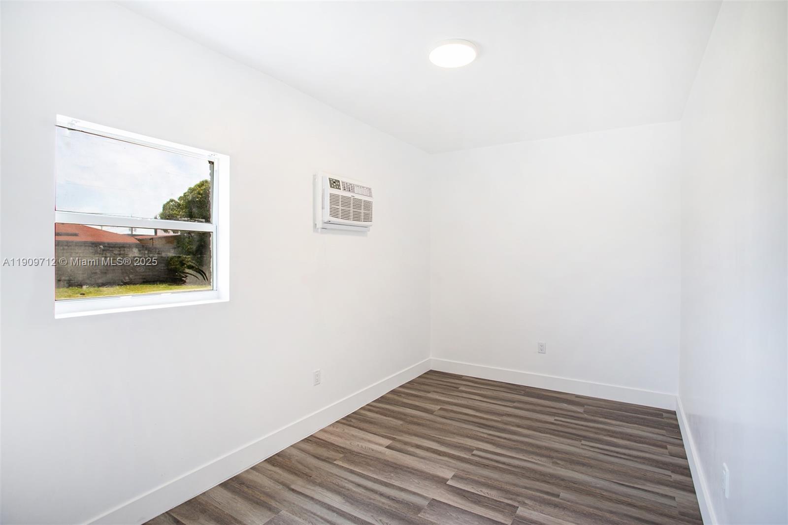 SUNSHINE PARK - Residential Lease