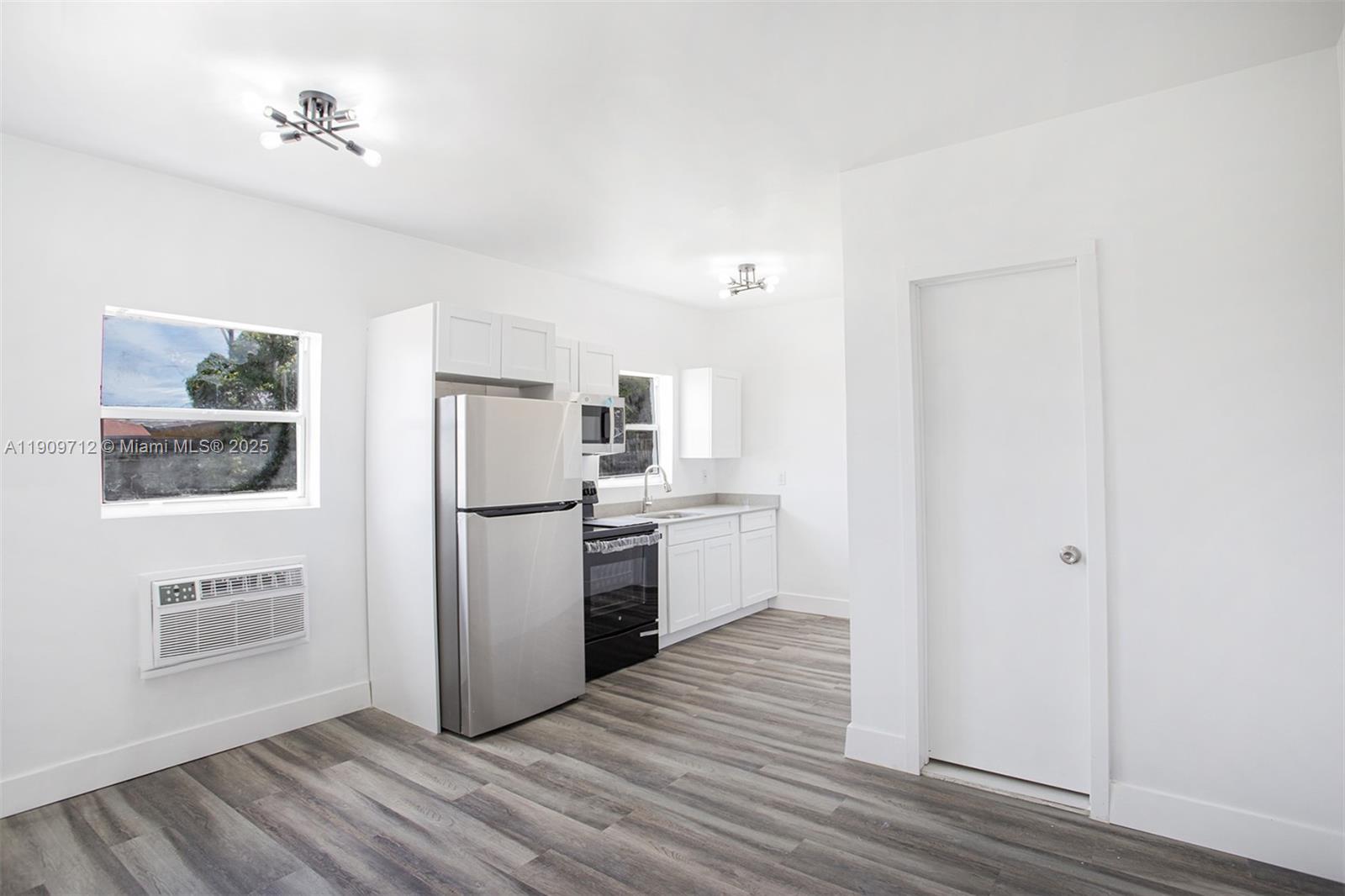 SUNSHINE PARK - Residential Lease