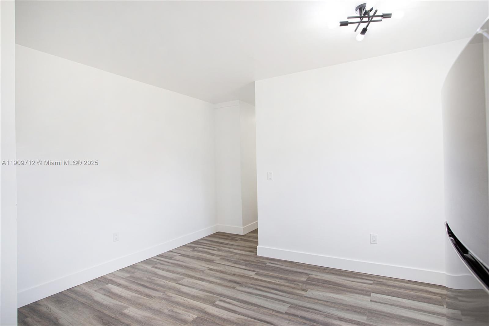 SUNSHINE PARK - Residential Lease