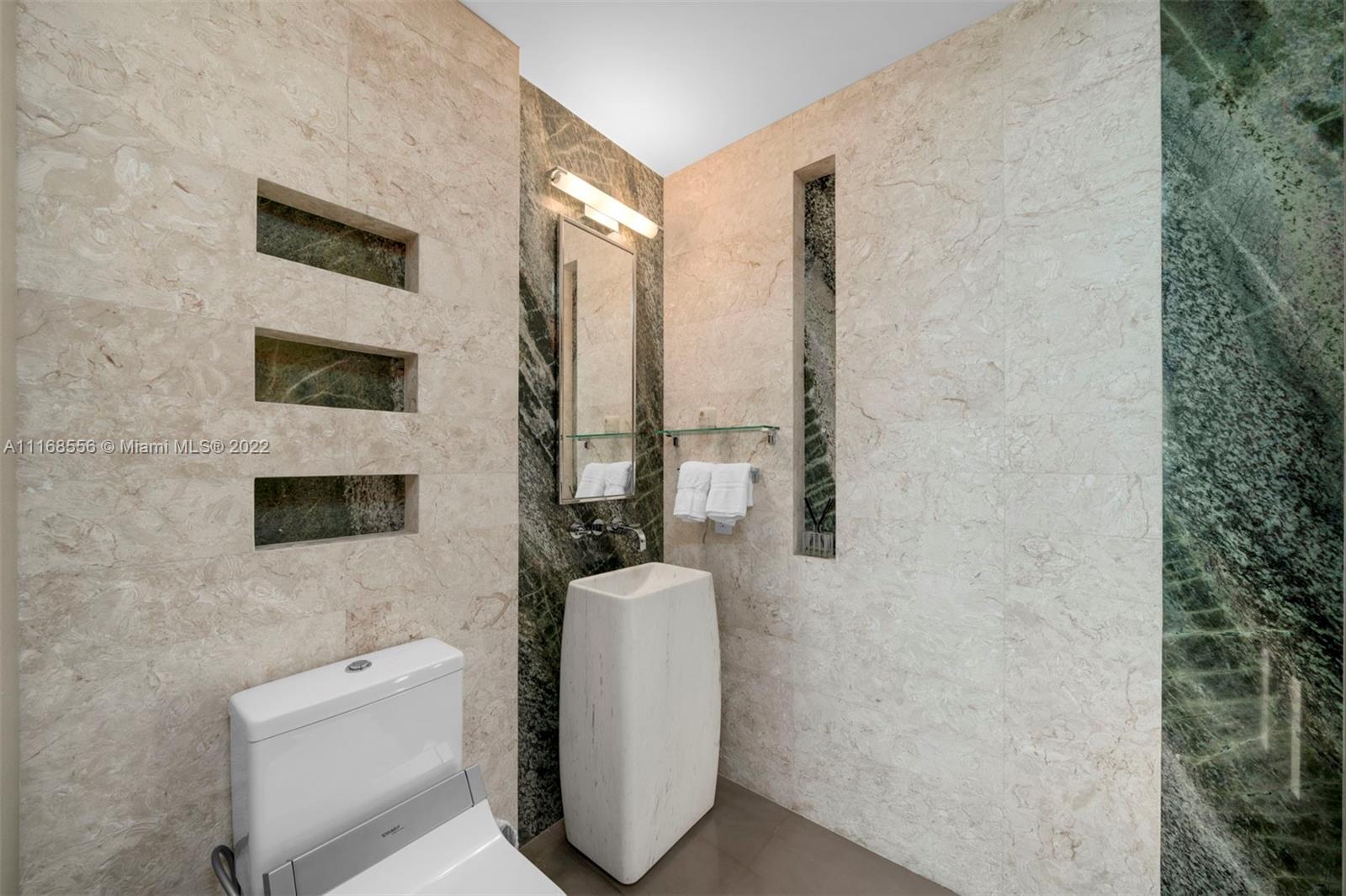 FOUR SEASONS RESIDENCES - Residential