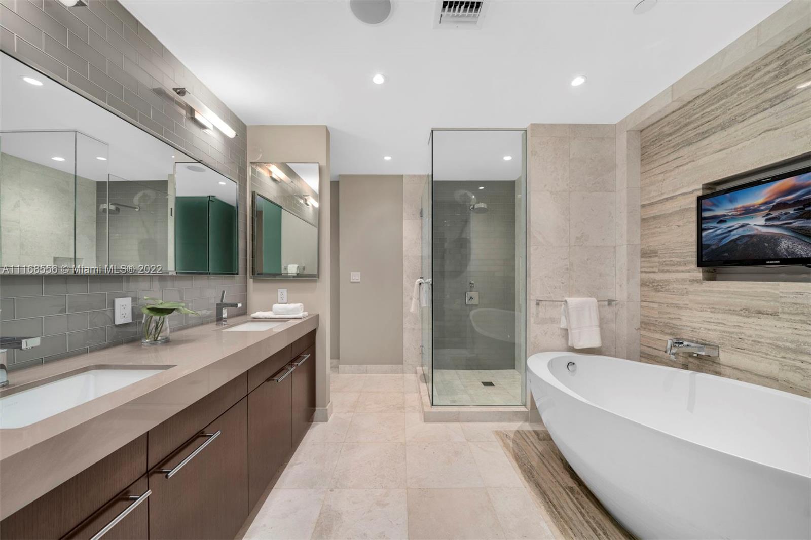 FOUR SEASONS RESIDENCES - Residential