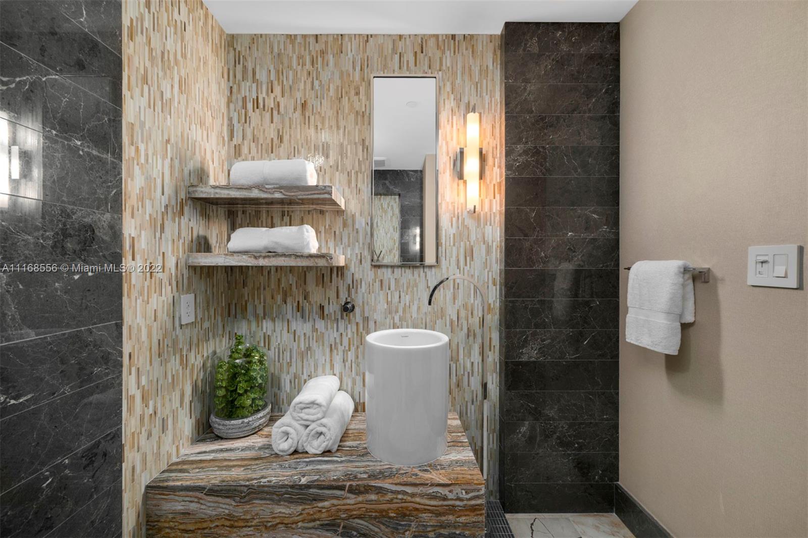 FOUR SEASONS RESIDENCES - Residential