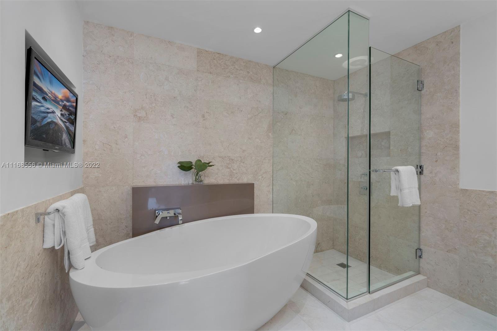 FOUR SEASONS RESIDENCES - Residential