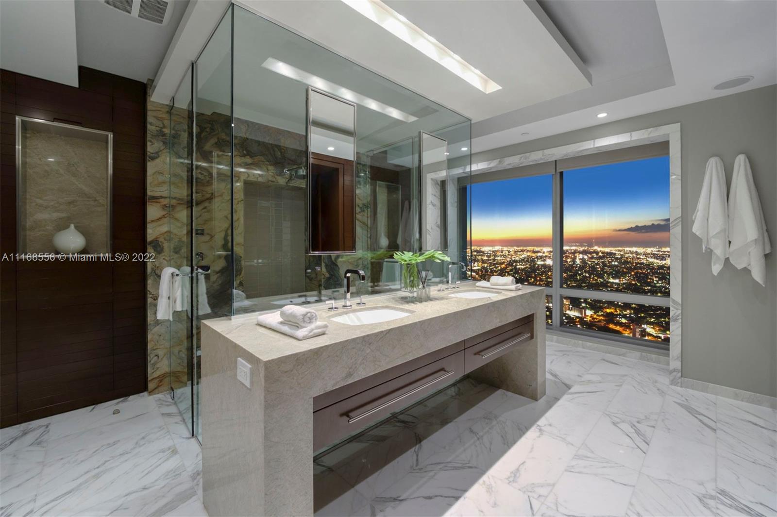 FOUR SEASONS RESIDENCES - Residential