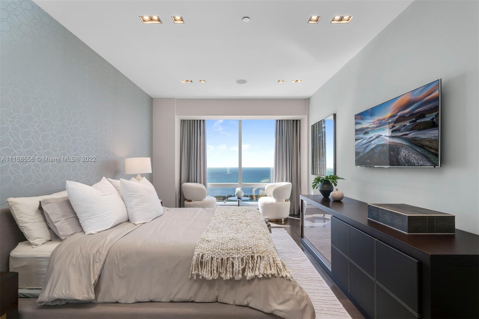 FOUR SEASONS RESIDENCES - Residential