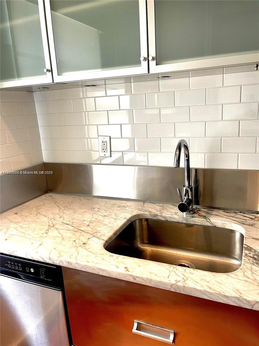 THE VANDERBILT CONDO - Residential Lease