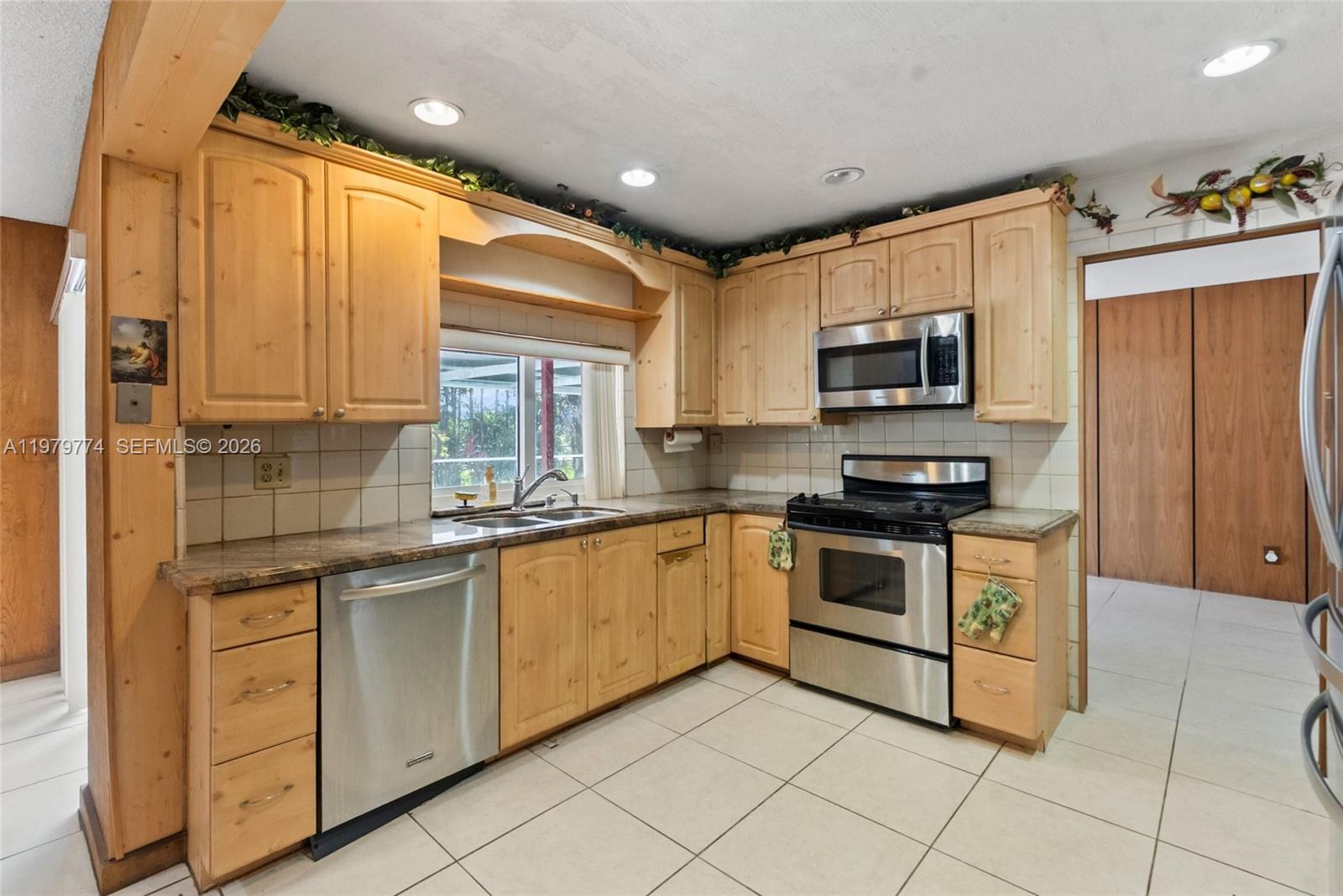 ARROWHEAD GOLF & TENNIS C - Residential