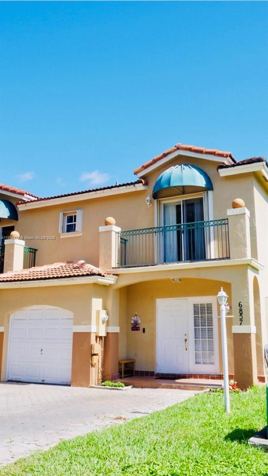 Welcome to this beautiful two-story townhouse featuring 3 bedrooms, 2.5 bathrooms, and a private fenced backyard—perfect for relaxing or entertaining. Nestled in a highly sought-after neighborhood, this home is ideal for families, with top-rated schools just minutes away.
Enjoy the convenience of nearby shopping centers, restaurants, and parks, all within easy reach. The community is quiet, welcoming, and boasts an incredibly low HOA, making it both affordable and desirable.
Whether you're a growing family or looking for a peaceful place to call home, this property offers the perfect blend of comfort, location, and value.