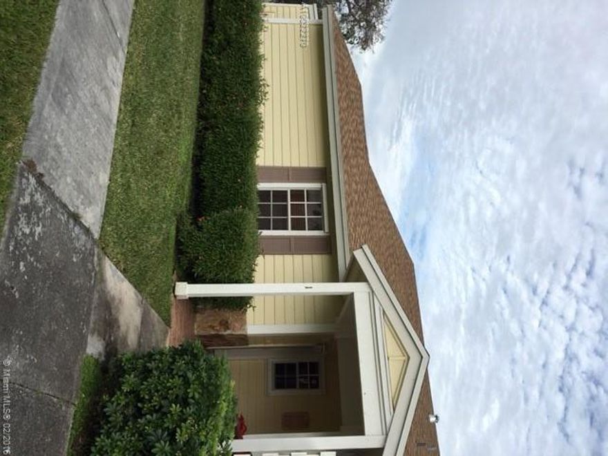 REMODELED 1/1 IN A GREAT COMMUNITY