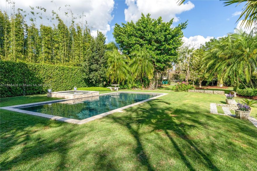 Welcome to the Garden House! Discover peace and charm in this beautifully renovated home featuring a limestone pool, fire pit, and BBQ area — the ideal space to gather and enjoy warm evenings beneath the stars.