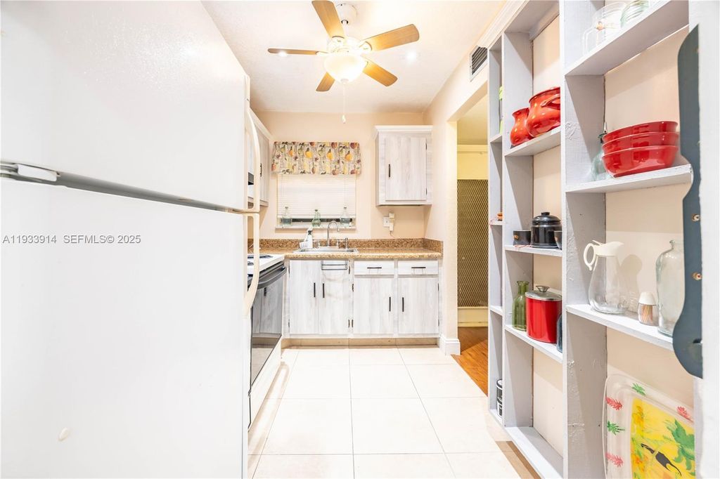 Photo of 2811 N Pine Island Rd #309, Sunrise, FL 33322 (MLS # A11933914)