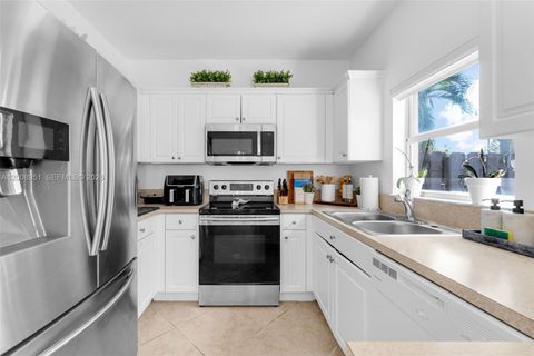 Tiny photo for 2406 NE 41st Pl, Homestead, FL 33033 (MLS # A12008951)