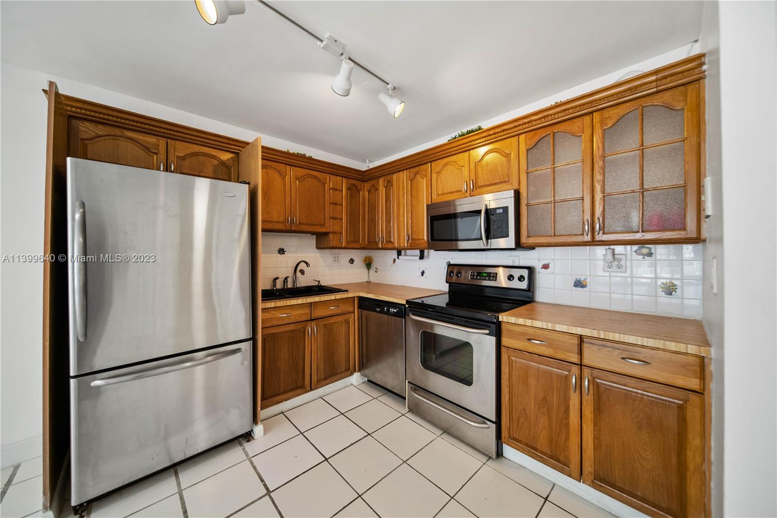 1 Bedroom 1.5 Bathroom located at Gateway House Condominium in the heart of North Miami Beach. This Condo will not last!!! The interior features tiled floors throughout the condo, Stainless steel appliances, remodeled guest and master bathroom, Walk in closet, storage space, spacious and full of natural light! Private deeded parking under the building, Great view from your balcony! Secured building in a perfect area with shopping, restaurants, close to major highways, school and places of worship! Well maintained building with pool and inhouse management. THE PROPERTY IS RENTED FOR $1,850 PER MONTH UNTIL JUNE 30TH 2023