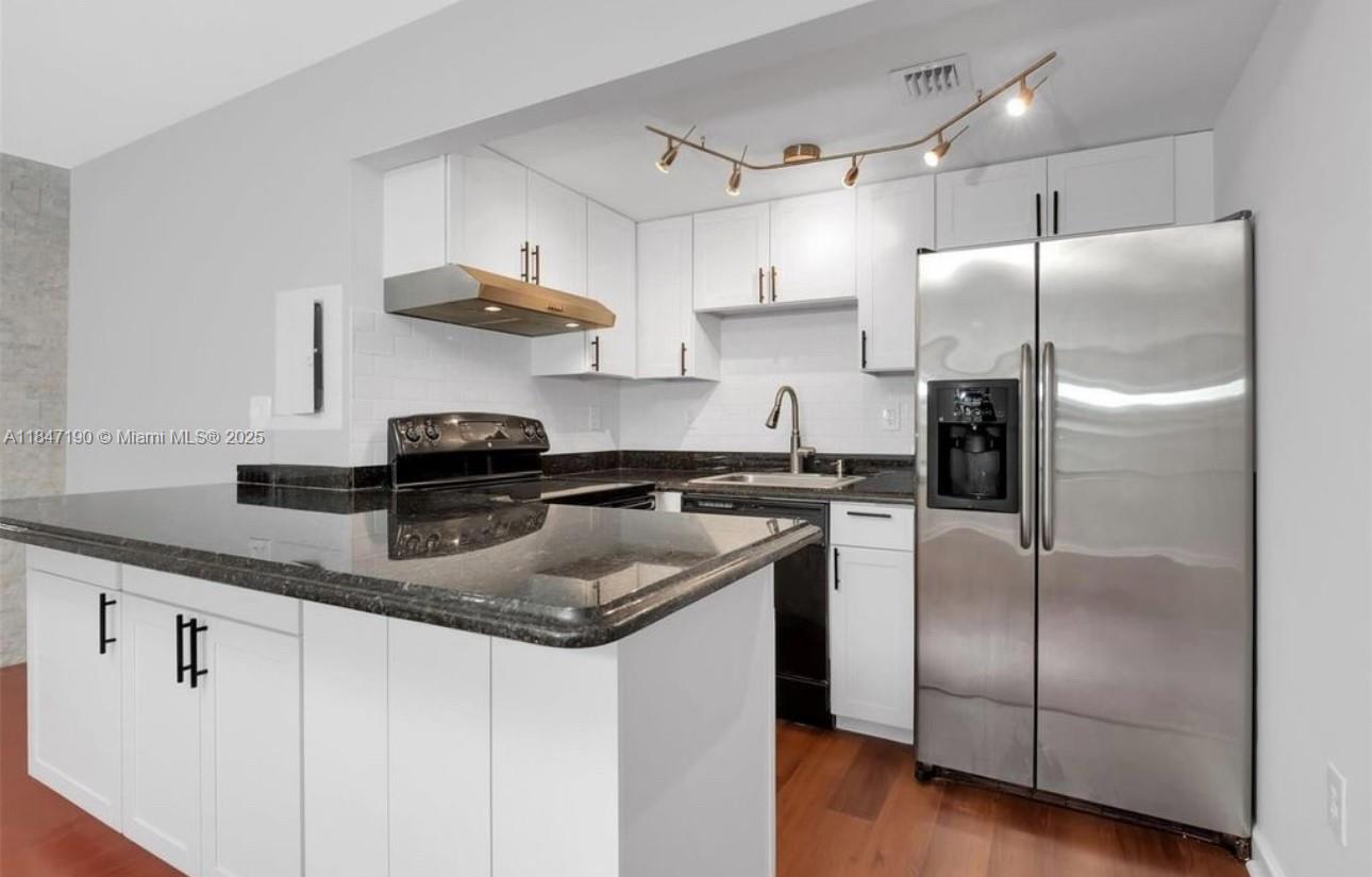 Discover this Beautifully 1-Bed, 1-Bath Apartment located in the Charming and Historic Neighborhood of Spring Garden at THE TWLEVE CONDO. This Spacious Apartment offers comfort and privacy in a prime location.
Enjoy convenient features such as Shared Laundry Facilities and 1 Assigned Parking Space. Ideally situated just minutes from I-95, the Health District, and more. EASY TO SHOW!