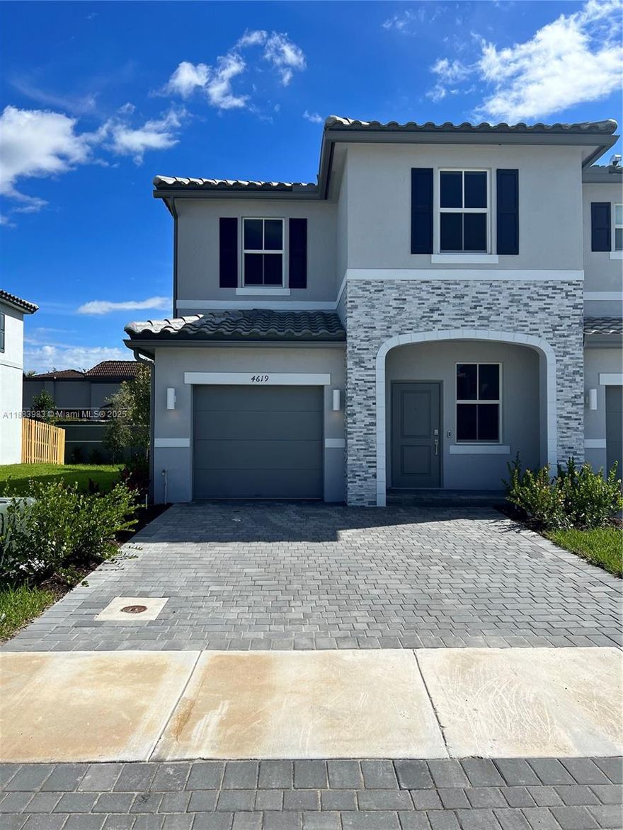 Spacious and gorgeous 4/3 townhouse. Unit features a modern kitchen, contemporary cabinetry, stainless steel appliances!! New construction be the first one to live in this amazing townhouse. Private and gated community. A unique opportunity that will not last!!!