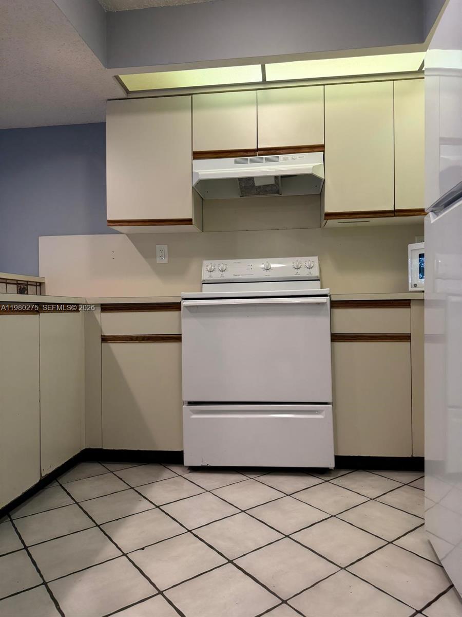 CALUSA CLUB VILG BLDG D N - Residential Lease