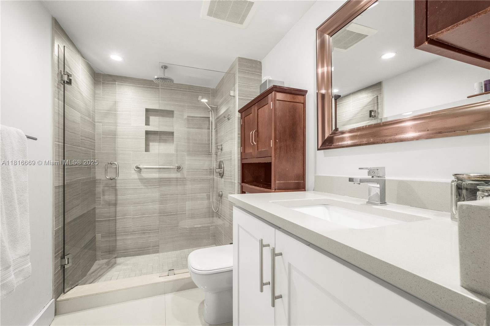 TOWERS OF QUAYSIDE CONDO - Residential