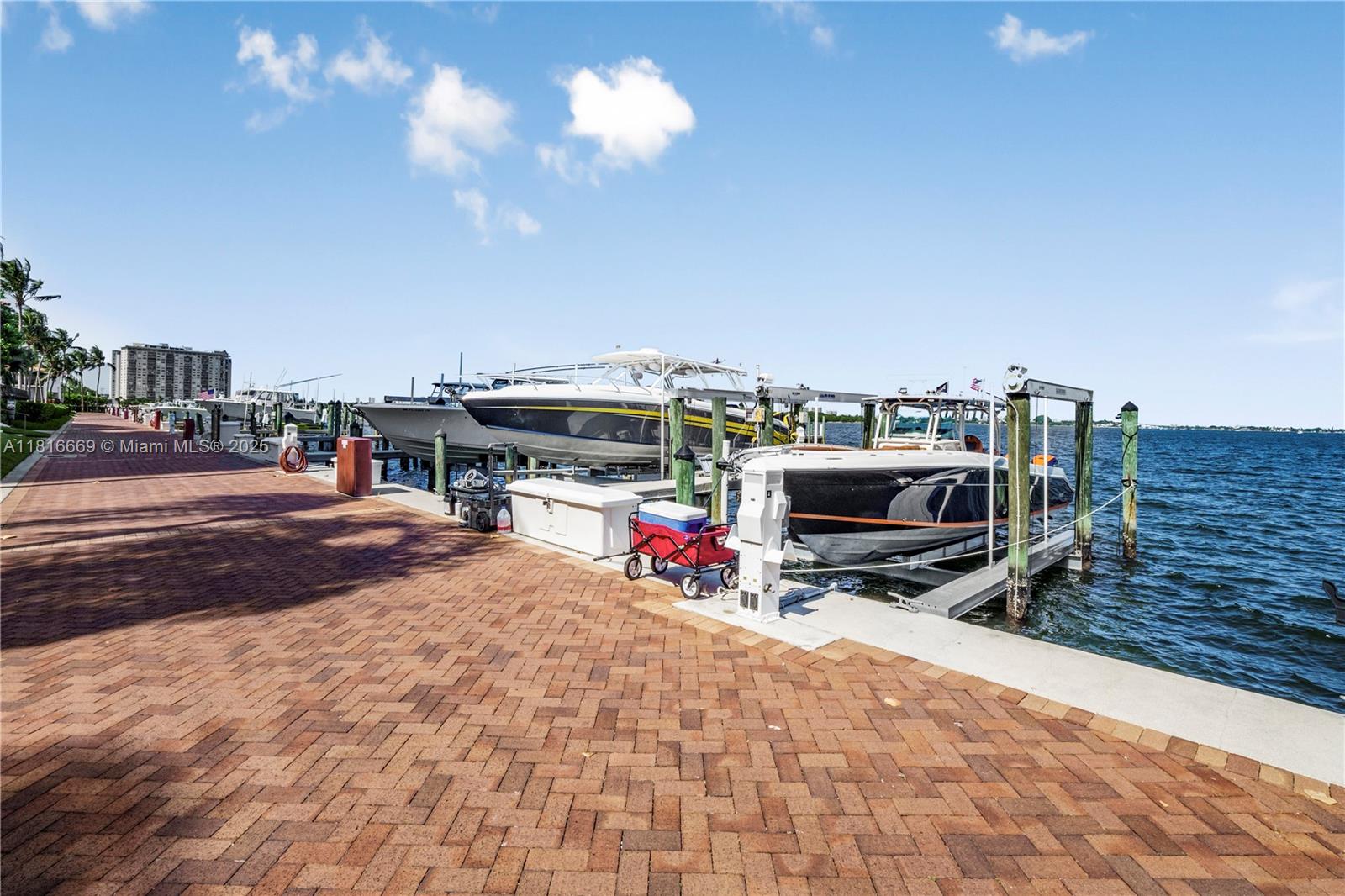 TOWERS OF QUAYSIDE CONDO - Residential