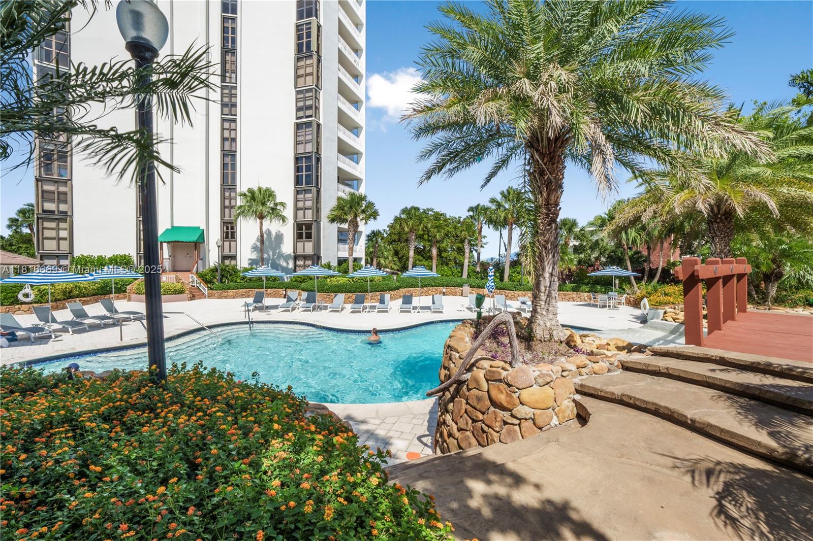 TOWERS OF QUAYSIDE CONDO - Residential