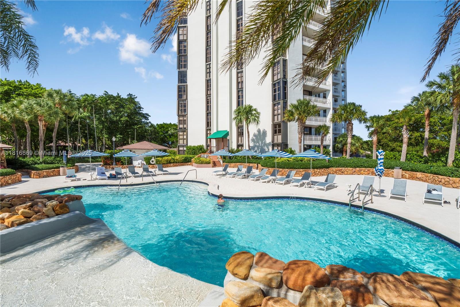 TOWERS OF QUAYSIDE CONDO - Residential