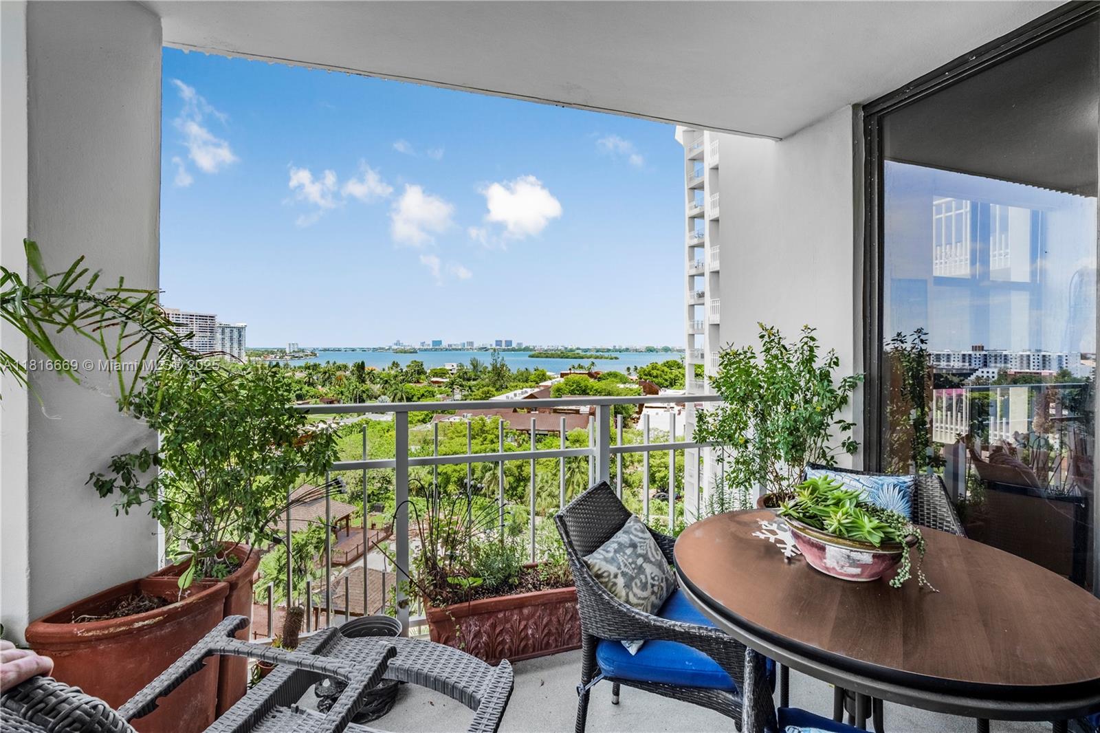 TOWERS OF QUAYSIDE CONDO - Residential