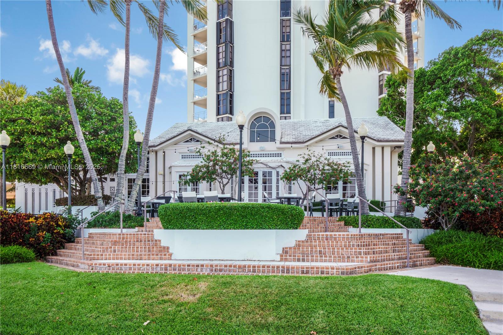 TOWERS OF QUAYSIDE CONDO - Residential