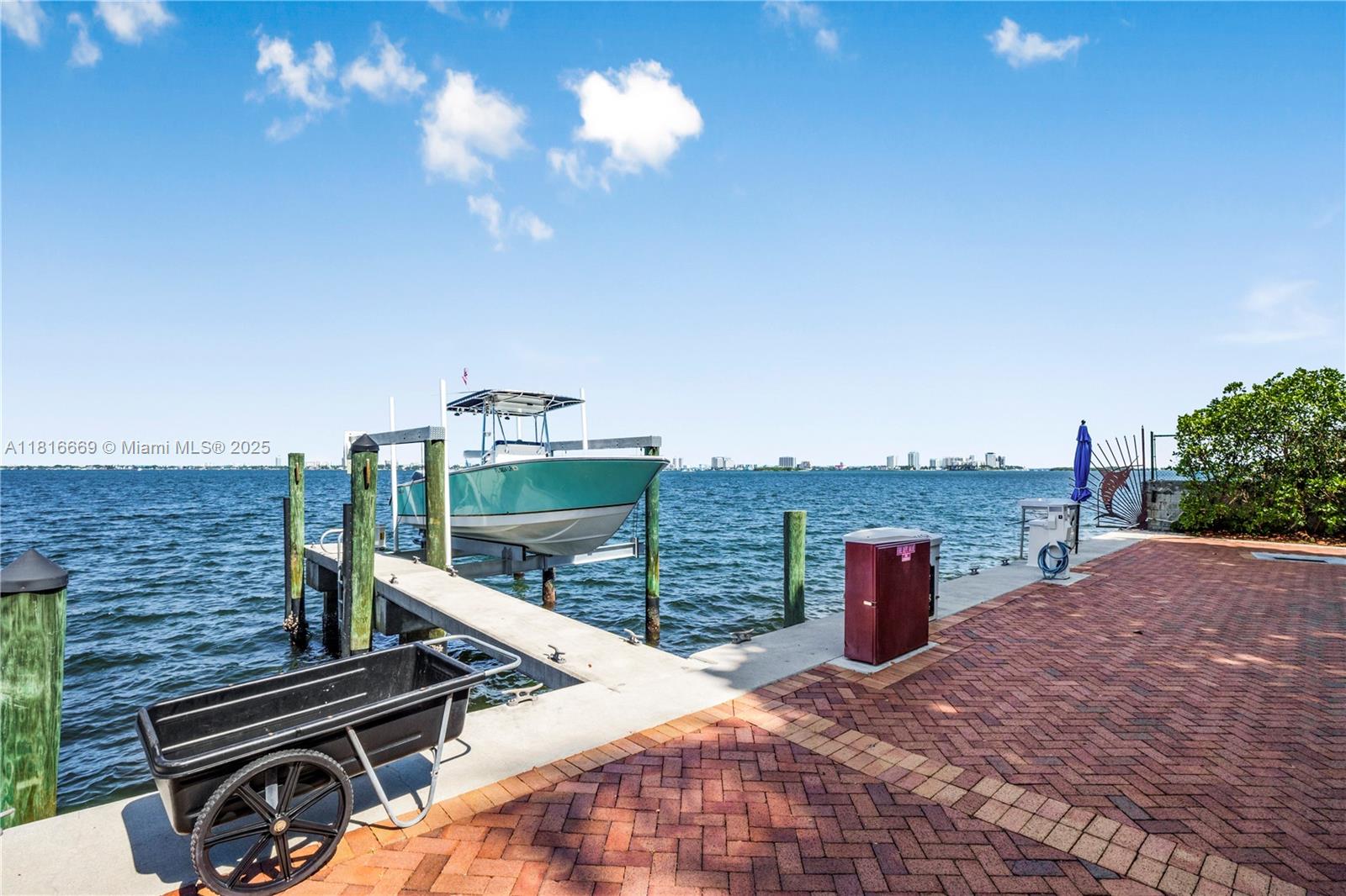 TOWERS OF QUAYSIDE CONDO - Residential