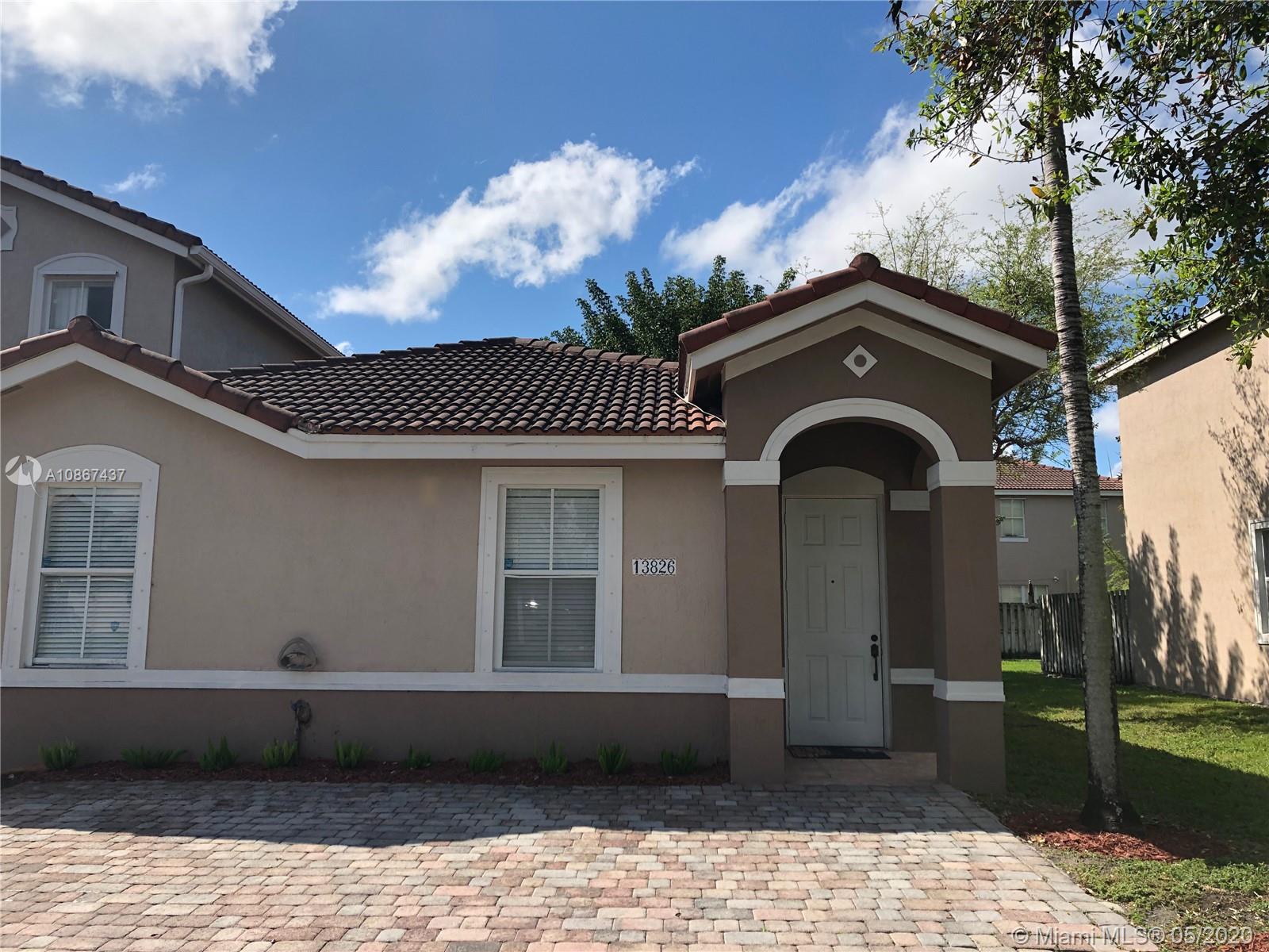 SPACIOUS 3/2 CORNER UNIT IN RIVERSIDE VILLAS. ONE STORY VILLA HAS BEEN FRESHLY PAINTED AND FEATURES AN OPEN PLAN, TILES THROUGHOUT, SPACIOUS KITCHEN, LARGE MASTER SUITE WITH DUAL SINKS, FENCED PATIO WITH CONCRETE FLOORING AND A STORAGE CLOSET.