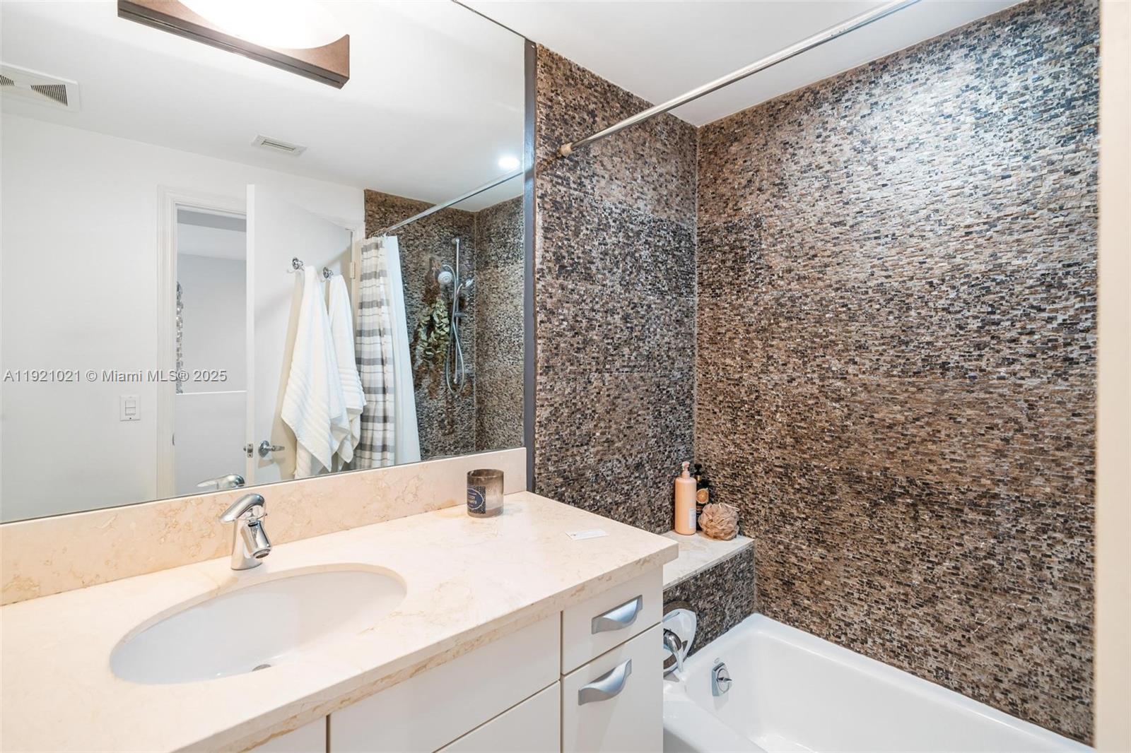 LUNAMAR LOFTS AT LINCOLN - Residential