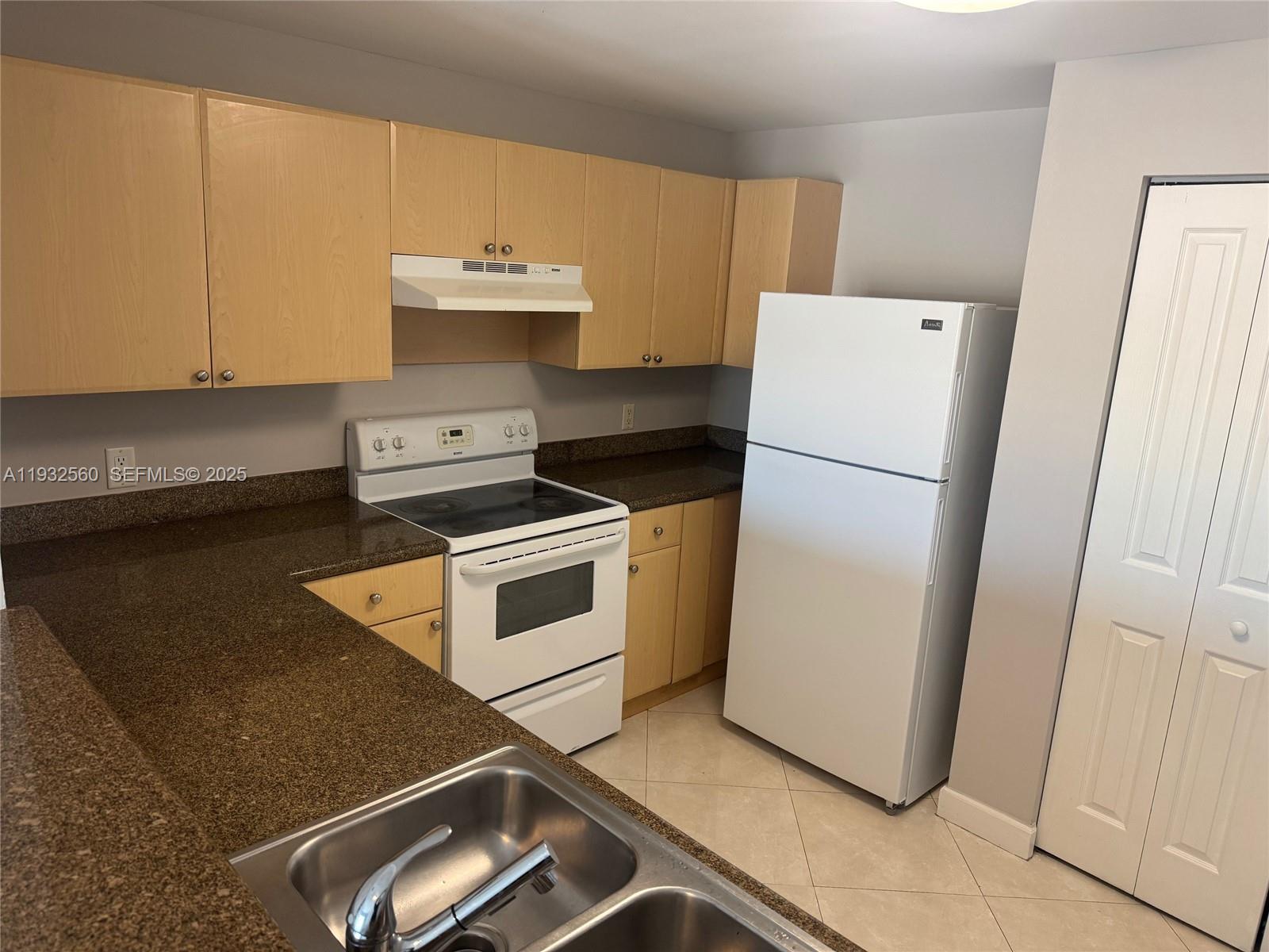 SHAMROCK BY THE GABLES CO - Residential Lease