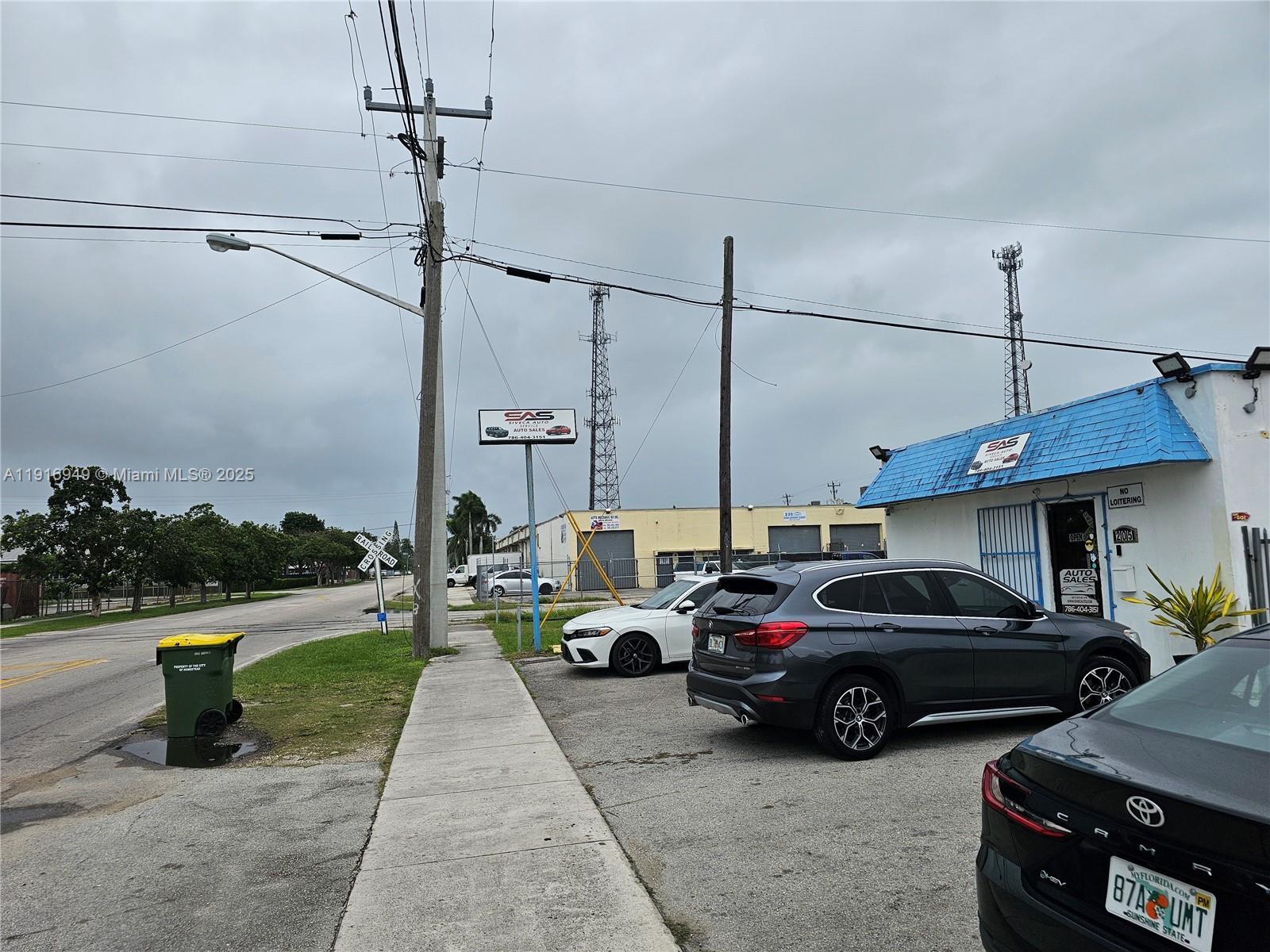 Main image without alt text