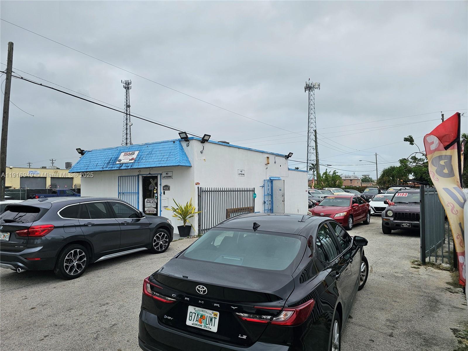 Main image without alt text