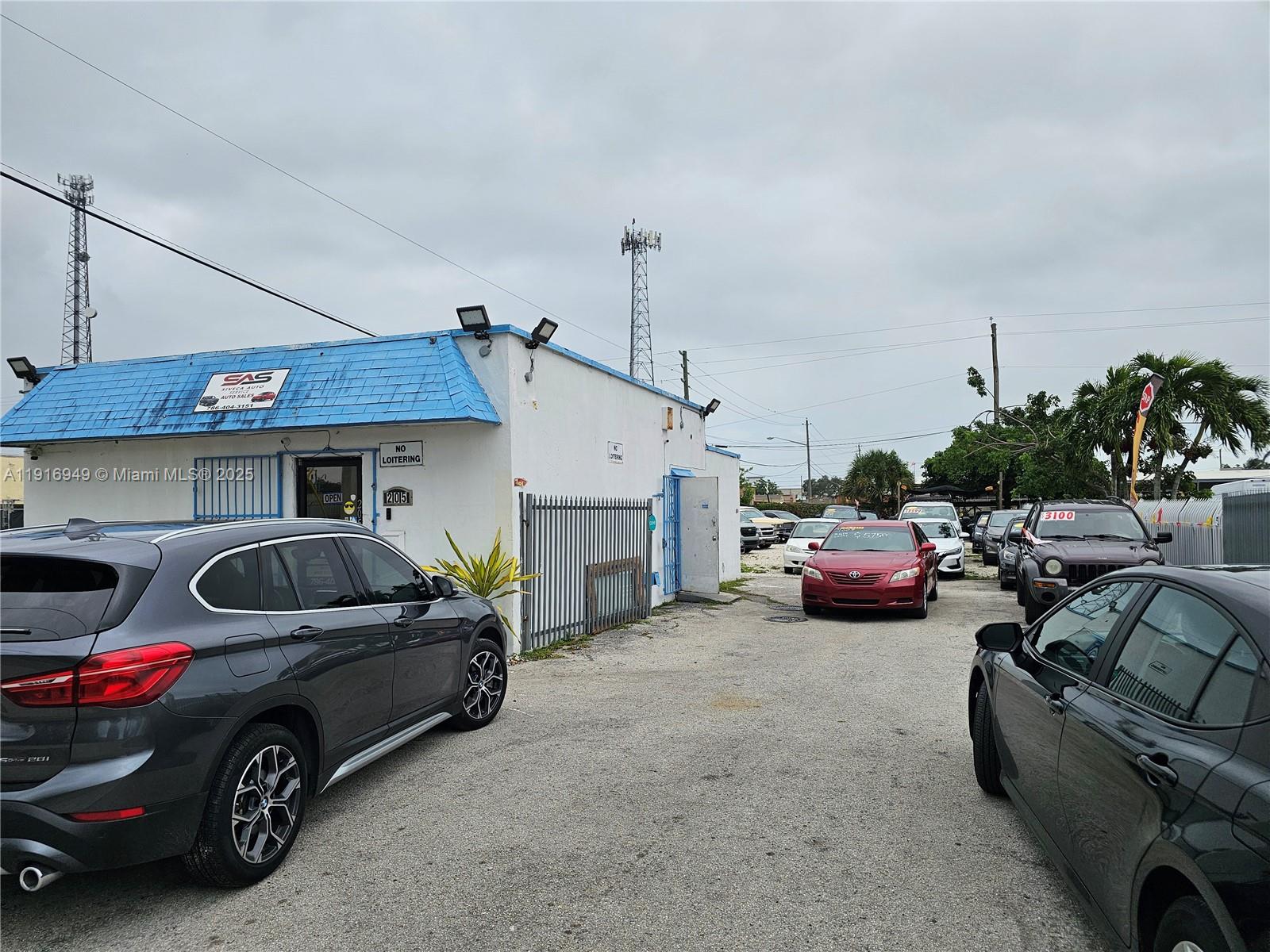 Main image without alt text